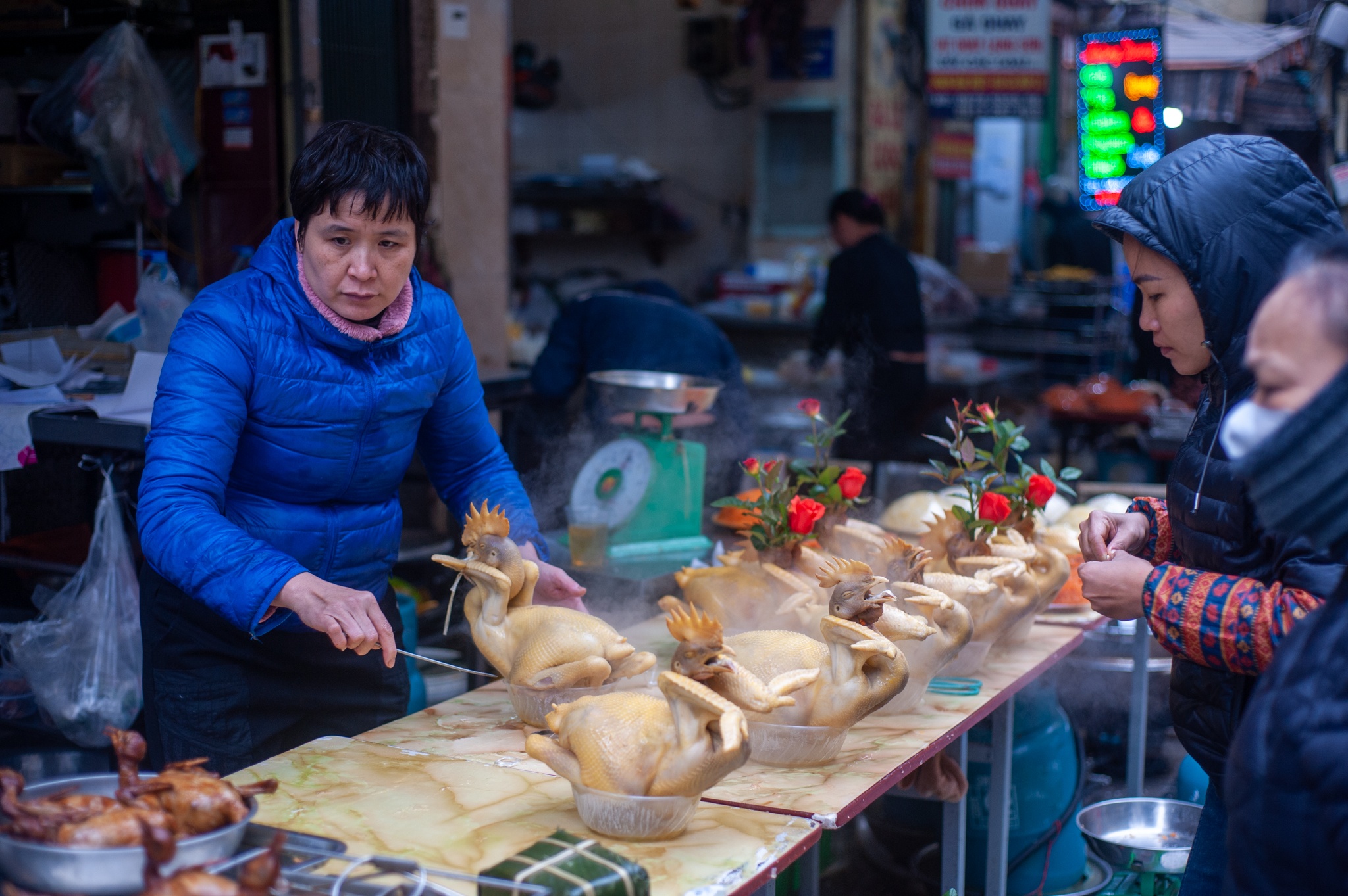 Ga ngam hong pho co e khach ngay ram thang Chap hinh anh