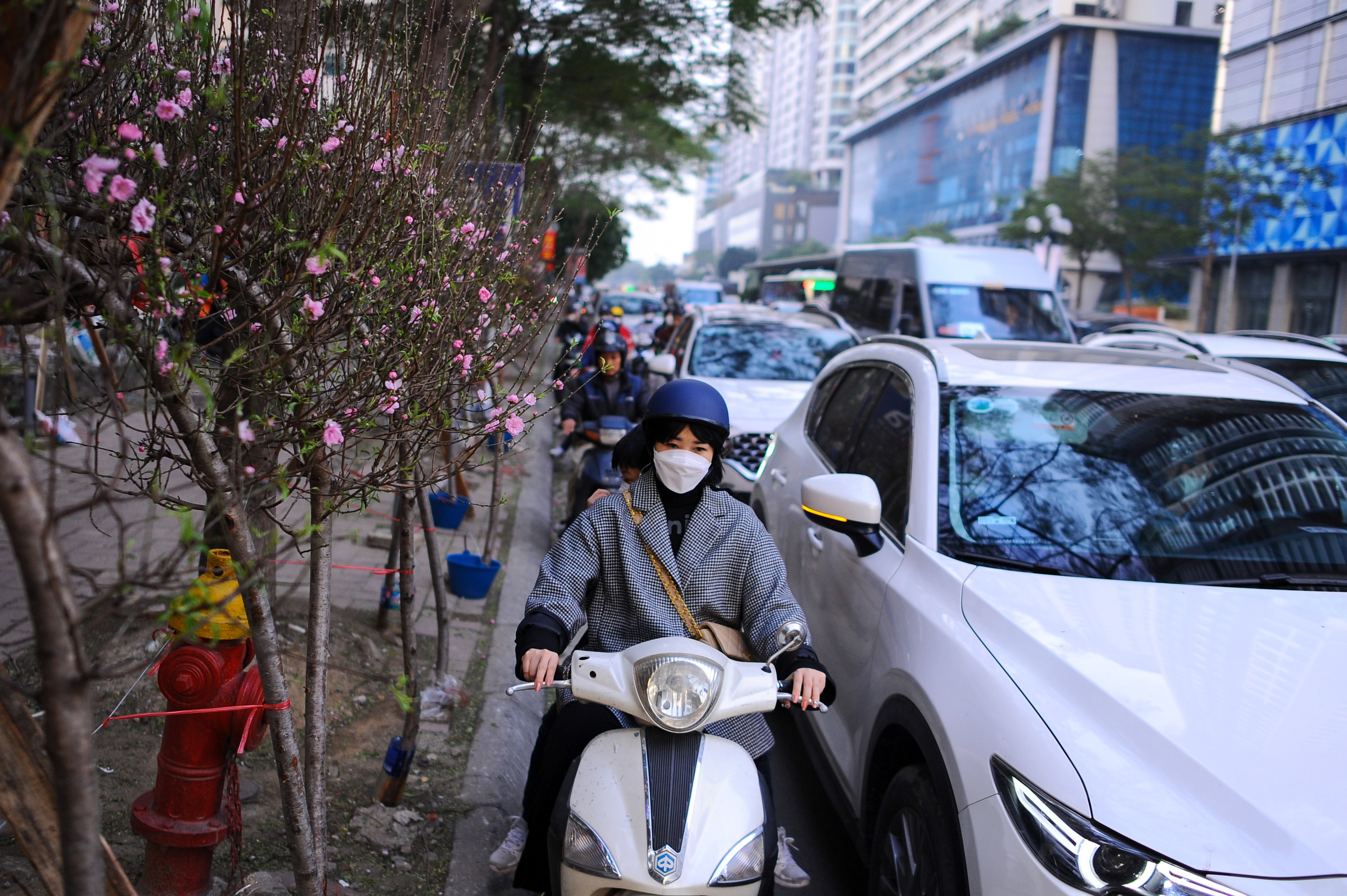 Ha Noi tac duong ca ngay tu khu trung tam toi cua ngo ngay can Tet hinh anh