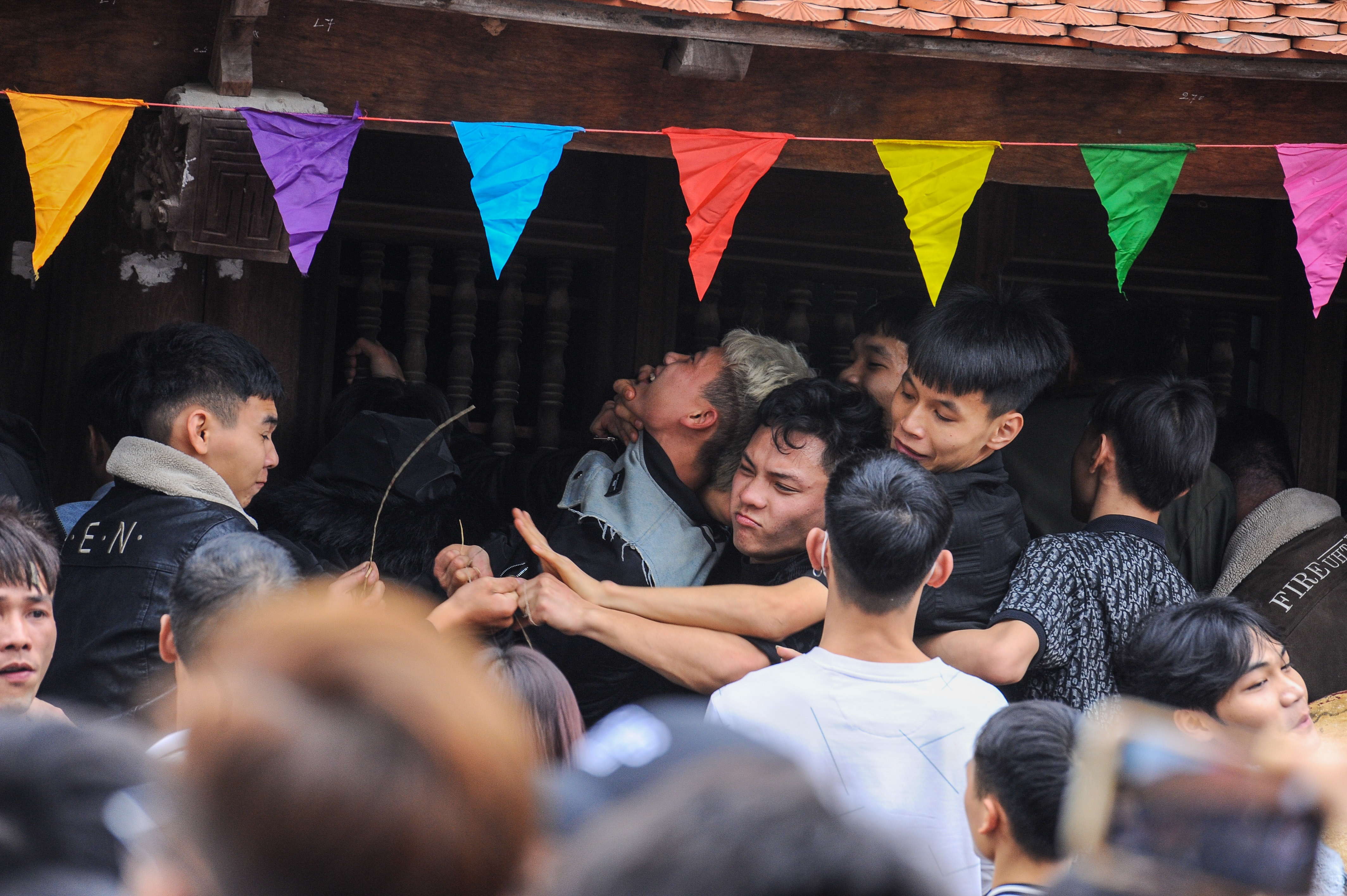 Trai trang gianh giat tung manh chieu tai le hoi Duc But hinh anh