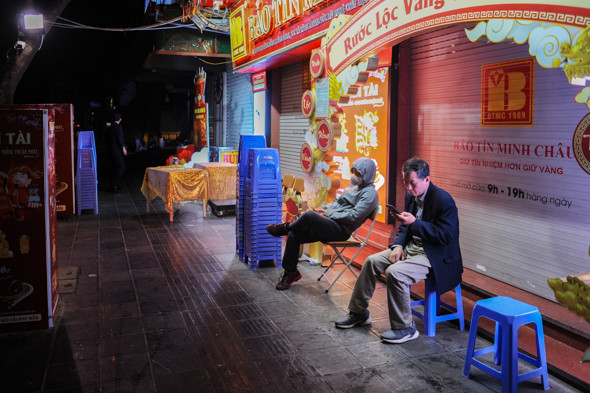 Mua it vang hon vi gia tang cao ngay via Than Tai hinh anh