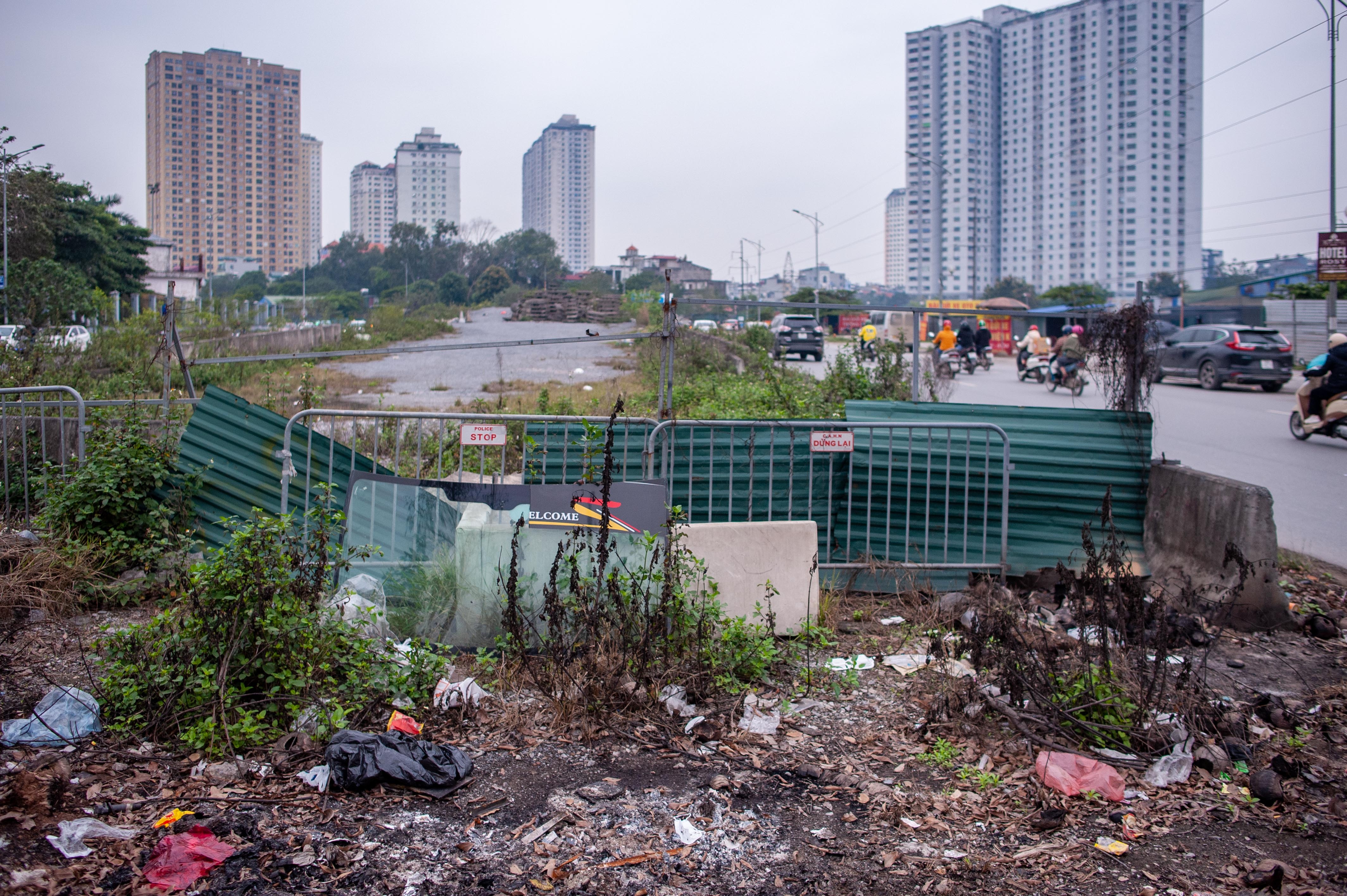 Can canh cay cau vuot bi bo hoang tren dai lo nghin ty o Ha Noi hinh anh