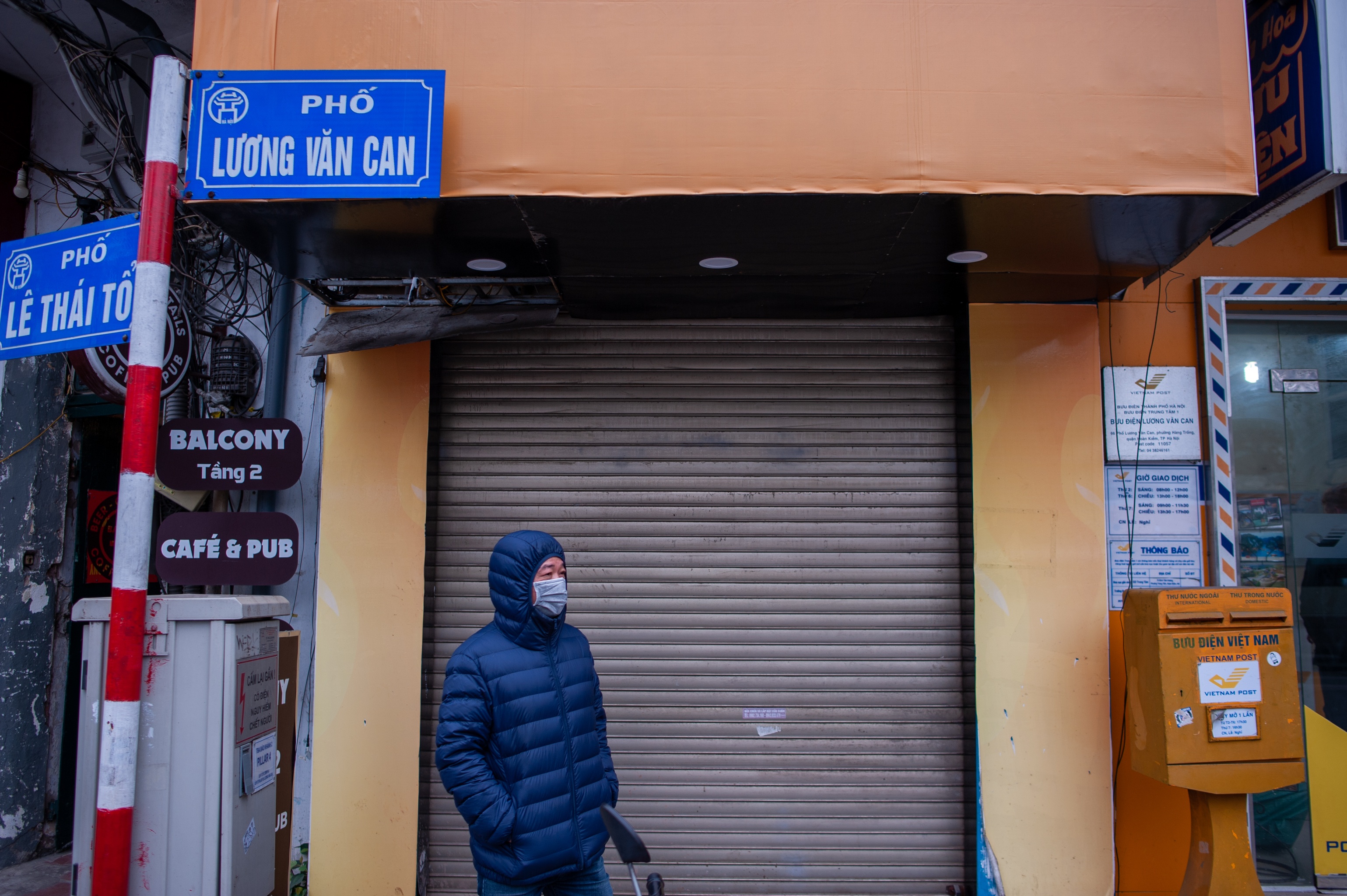 Loat mat bang trung tam Ha Noi dong cua, e khach thue hinh anh