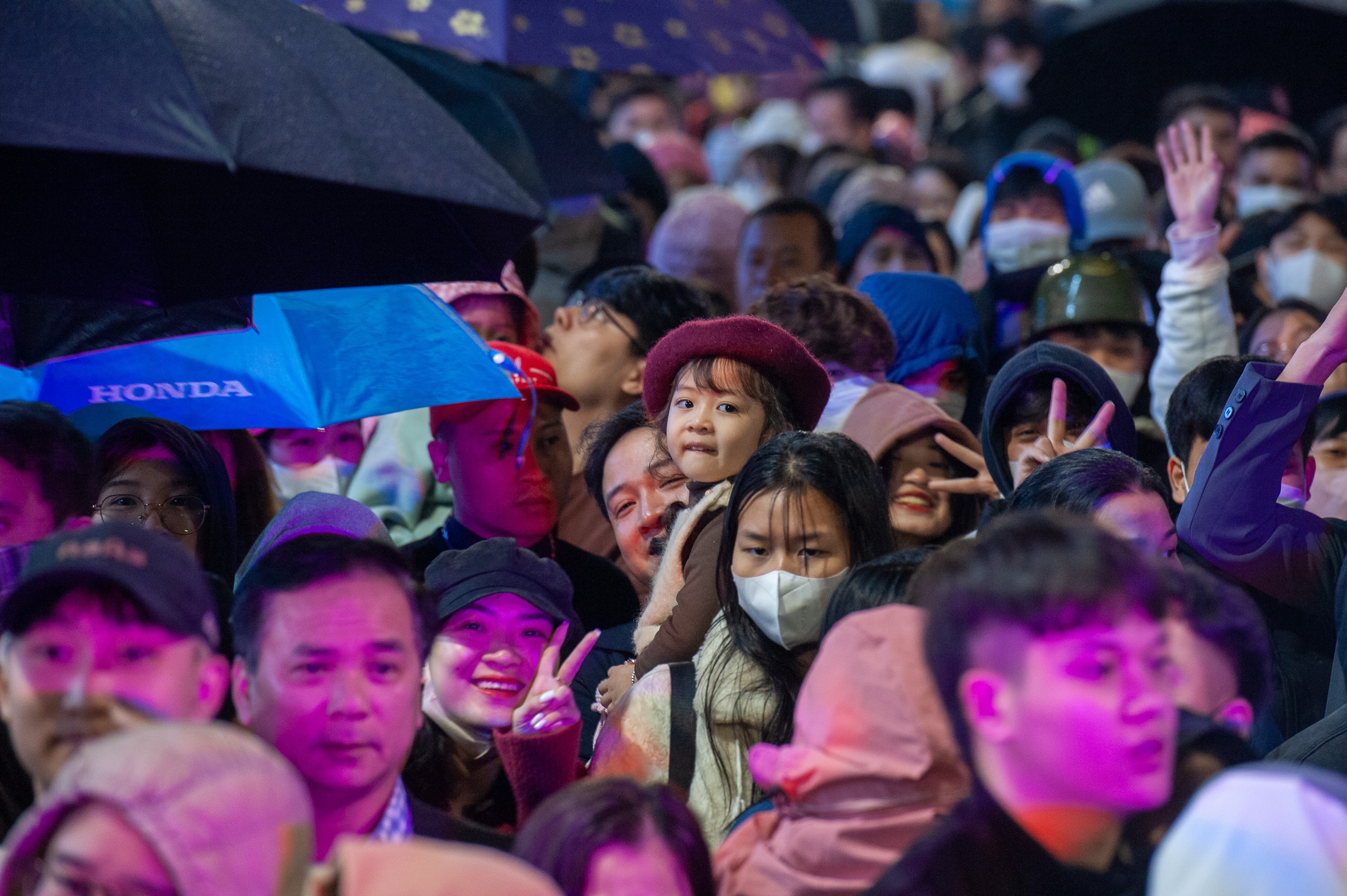 Vuot troi mua, an tai cho de xem trinh dien drone o Ho Tay hinh anh