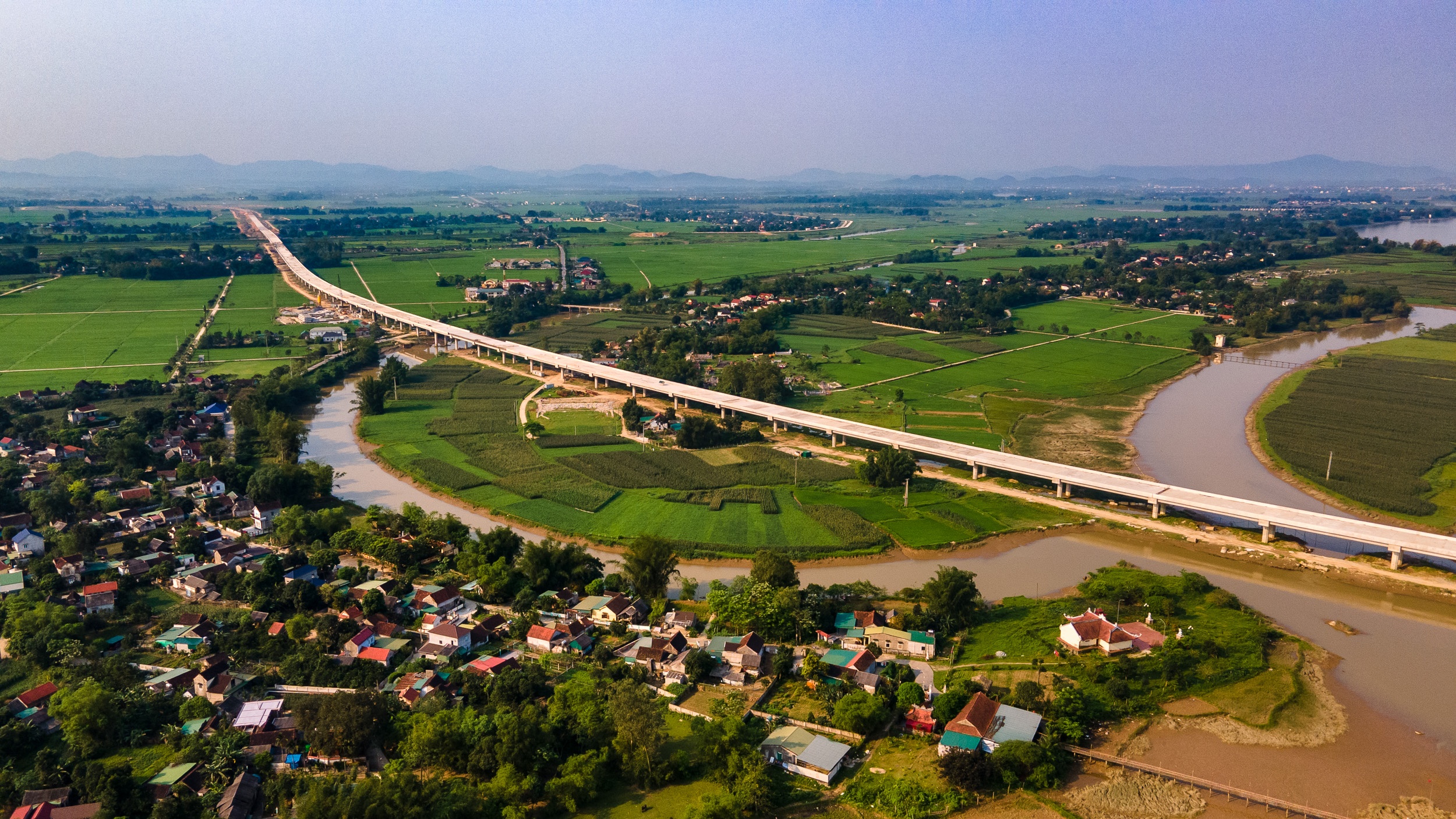 Ngam cay cau dai nhat tuyen cao toc Bac - Nam sap hoan thanh hinh anh