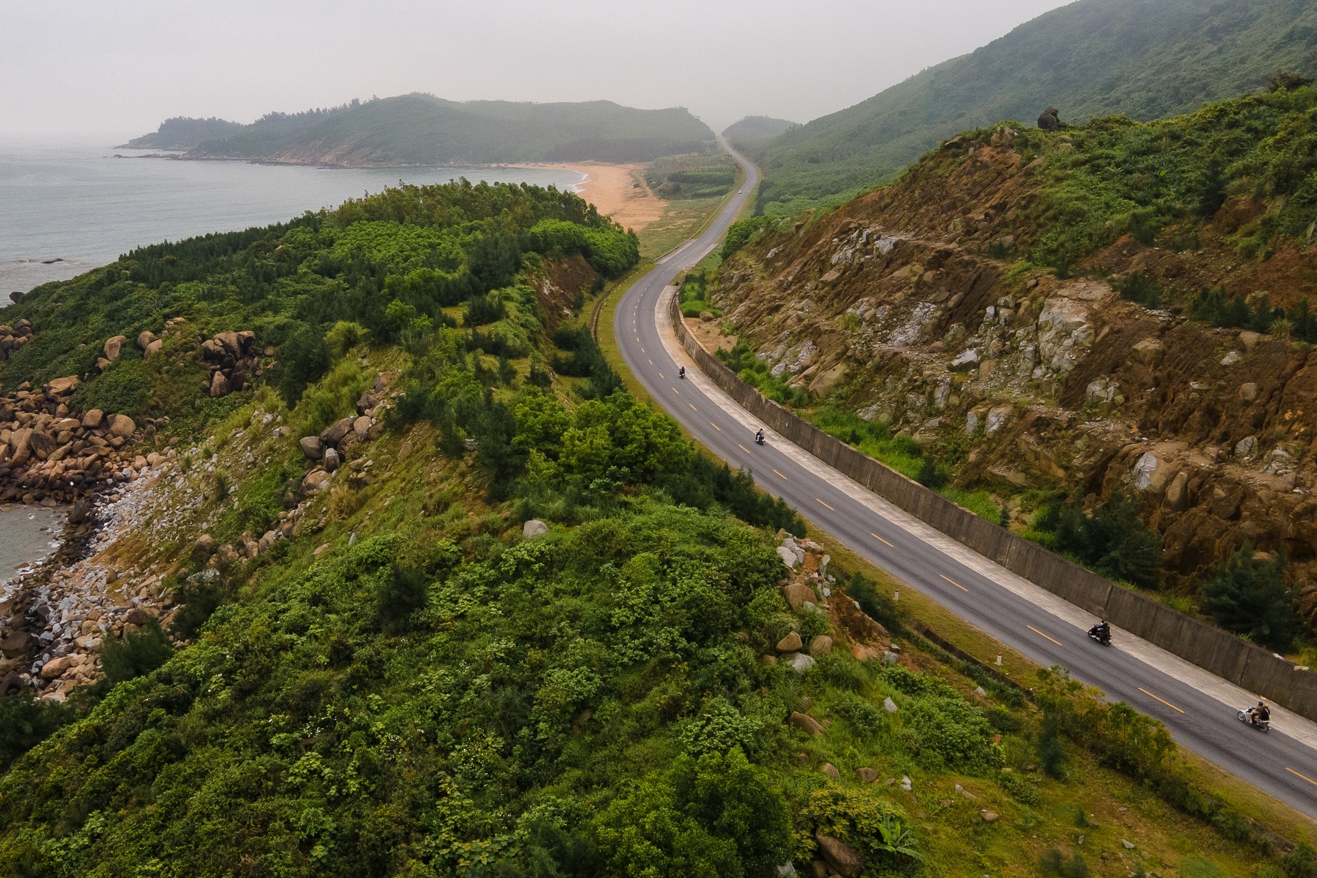 Cung duong ven bien dep nhu kiet tac cho hanh trinh lai xe dip 30/4 hinh anh