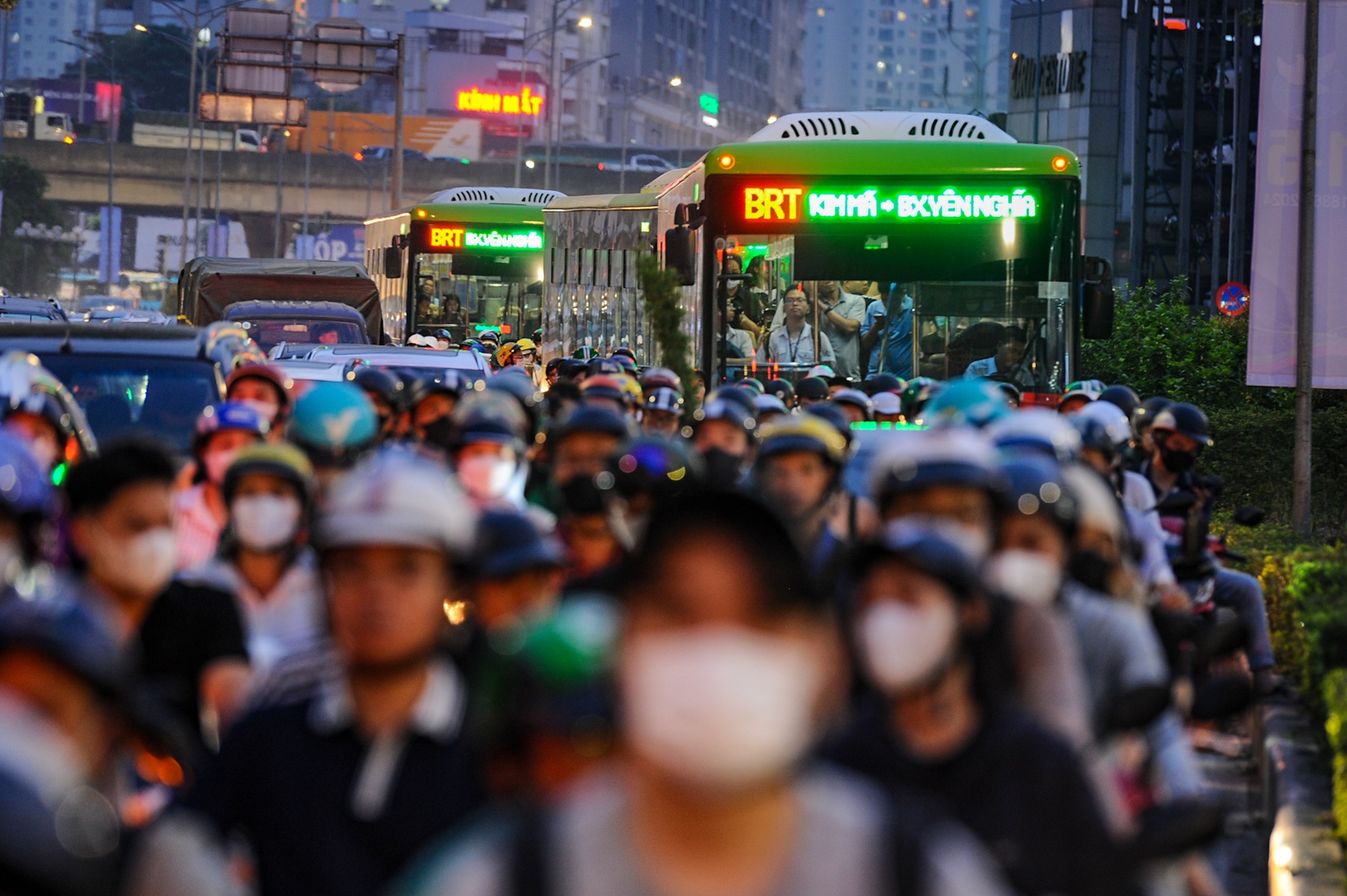 Hien trang tuyen buyt BRT truoc de xuat thay bang duong sat do thi hinh anh