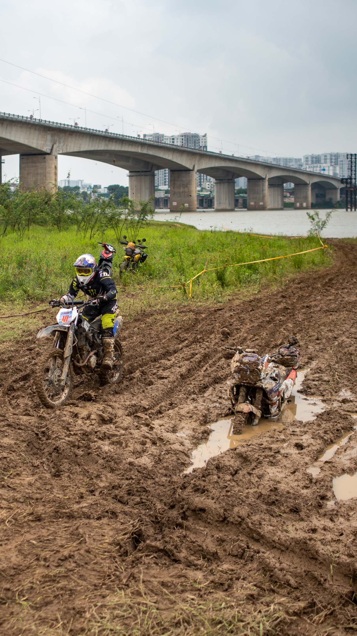 dua xe enduro anh 32