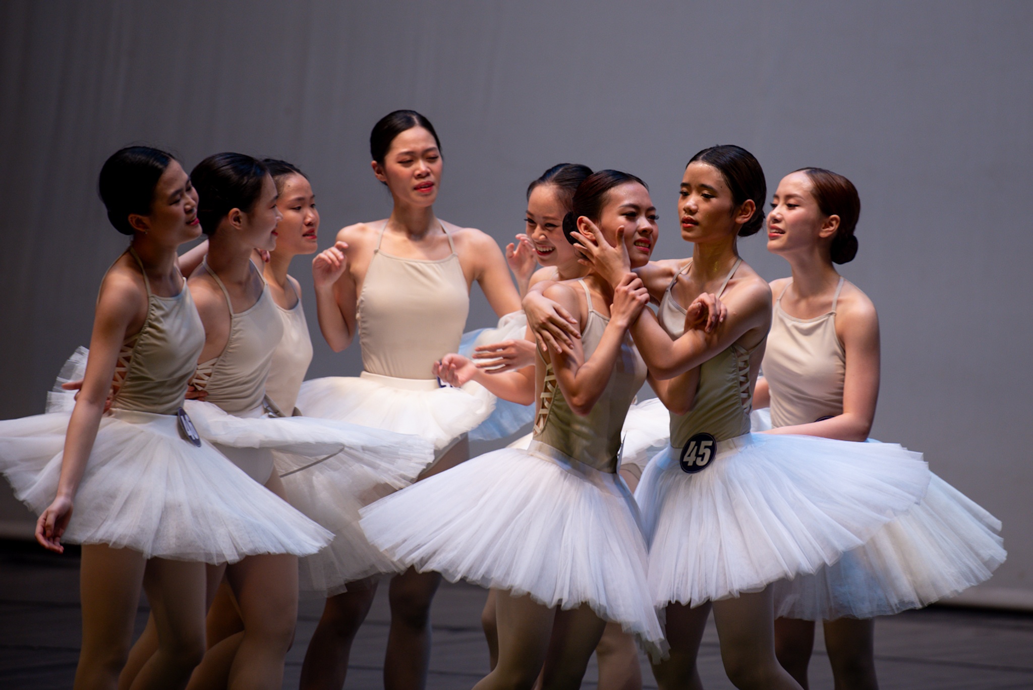 Sinh vien truong mua gay an tuong trong ngay tot nghiep hinh anh