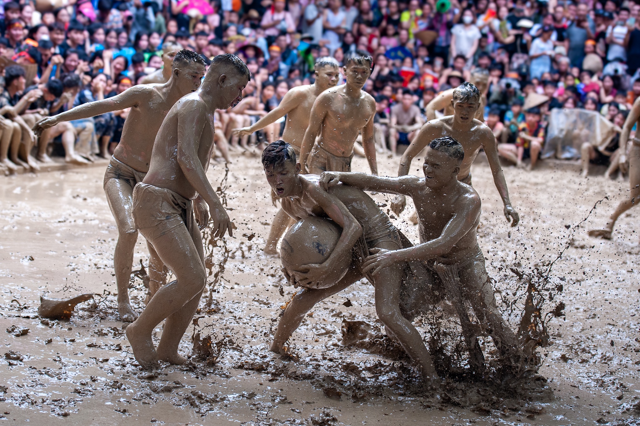 Thanh nien dong kho tam bun tranh cau trong le hoi lang Van hinh anh