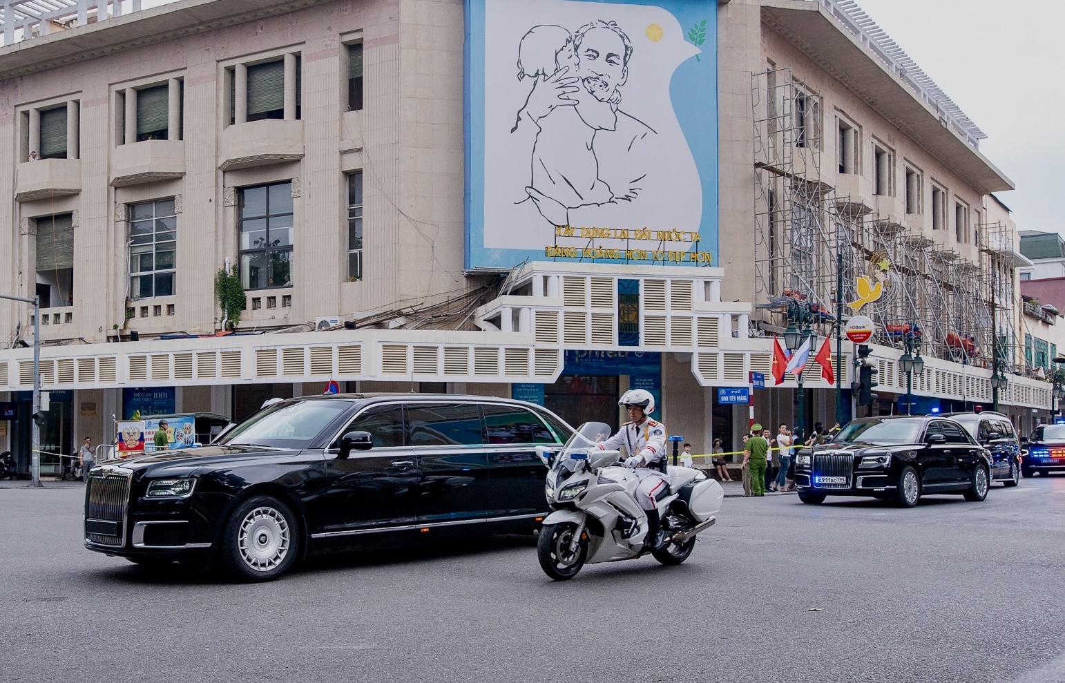 Dan xe dac chung cho Tong thong Putin tren duong pho Ha Noi hinh anh