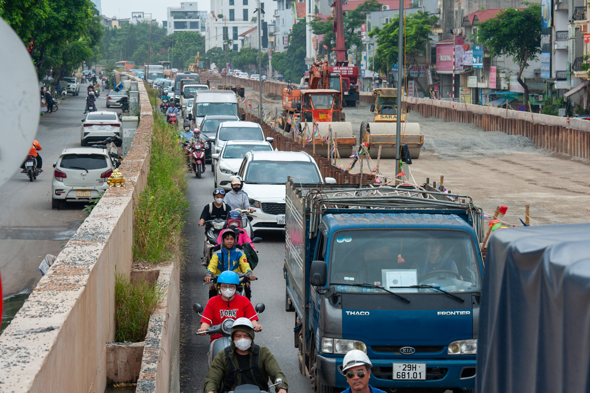 Canh ngon ngang tren tuyen duong Au Co - Nghi Tam truoc han thong xe hinh anh