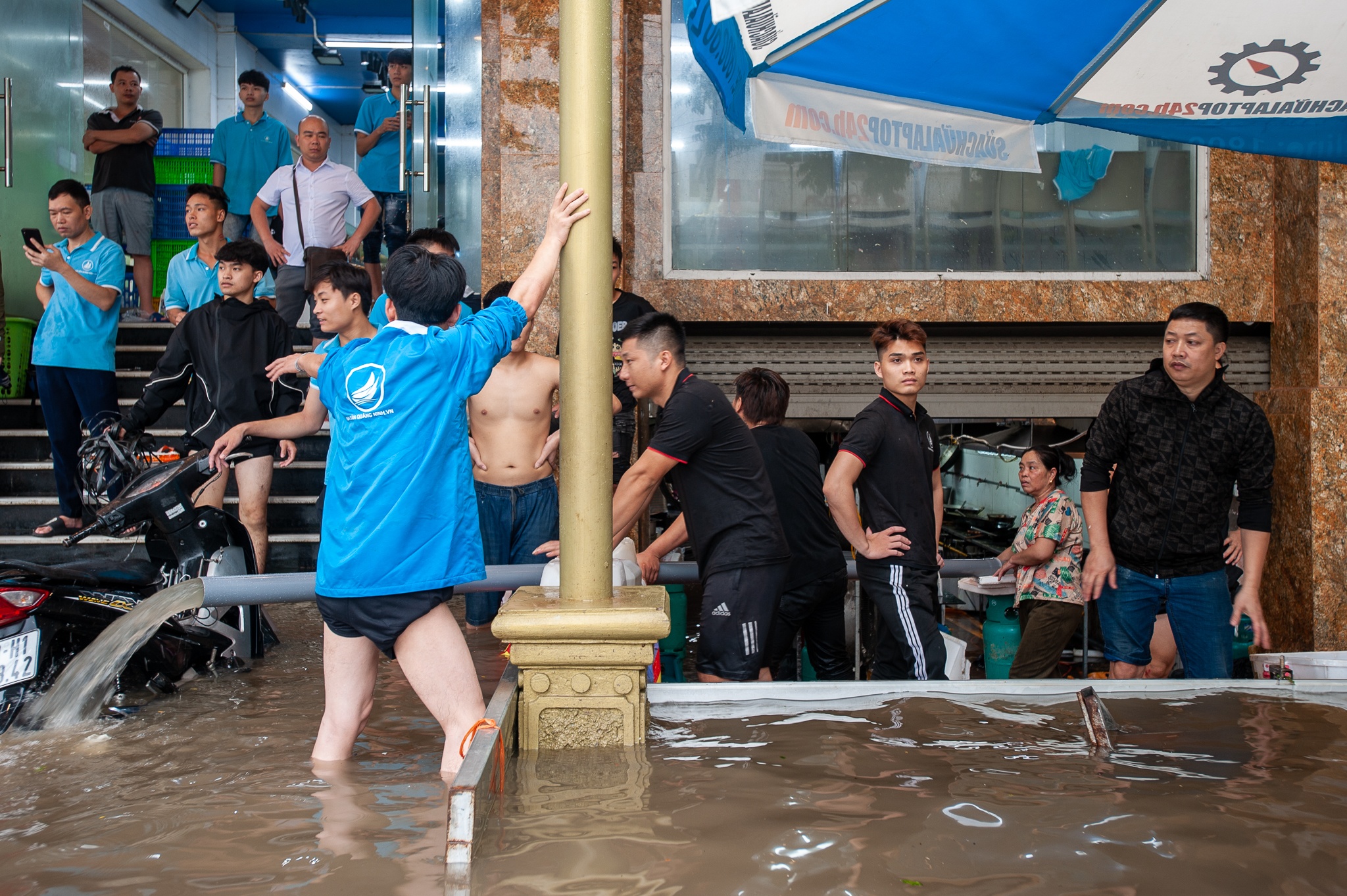 Ngap lut o Ha Noi anh 12