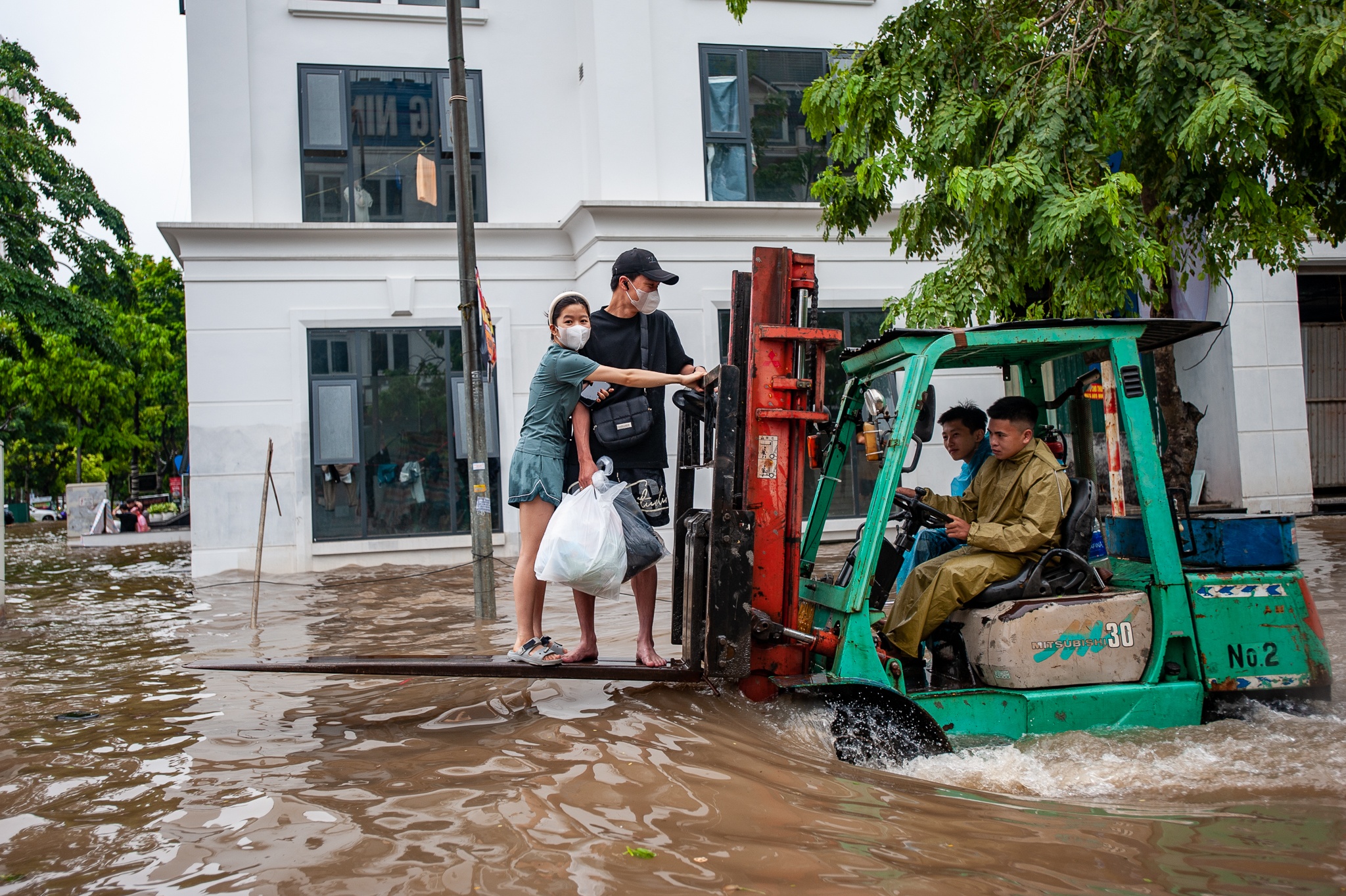 Nguoi dan Thu do 'cuoi' xe nang vuot bien nuoc di lam sau bao so 2 hinh anh