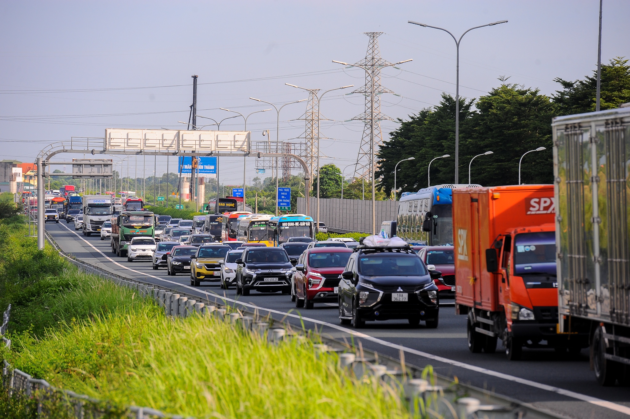Dong nguoi chen chan quay lai thu do vao cuoi ky nghi le Quoc khanh hinh anh