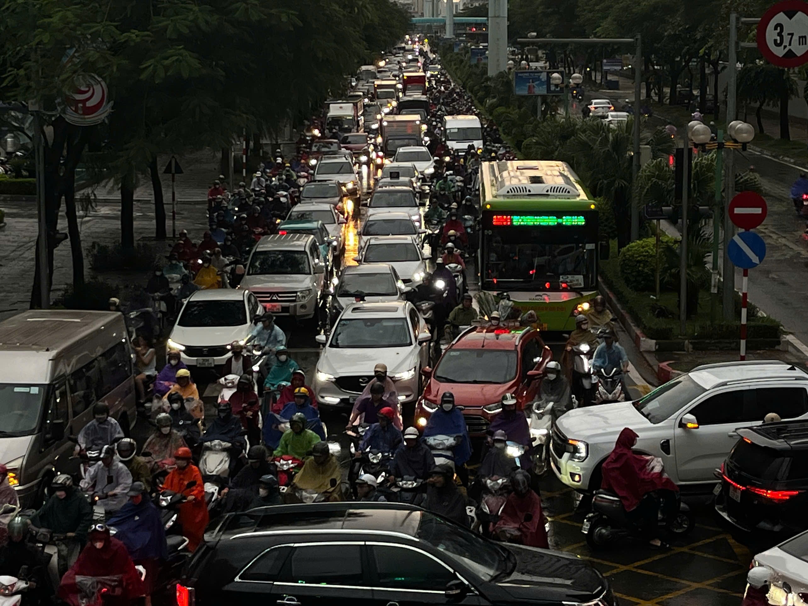 xe may xang bi cam anh 2