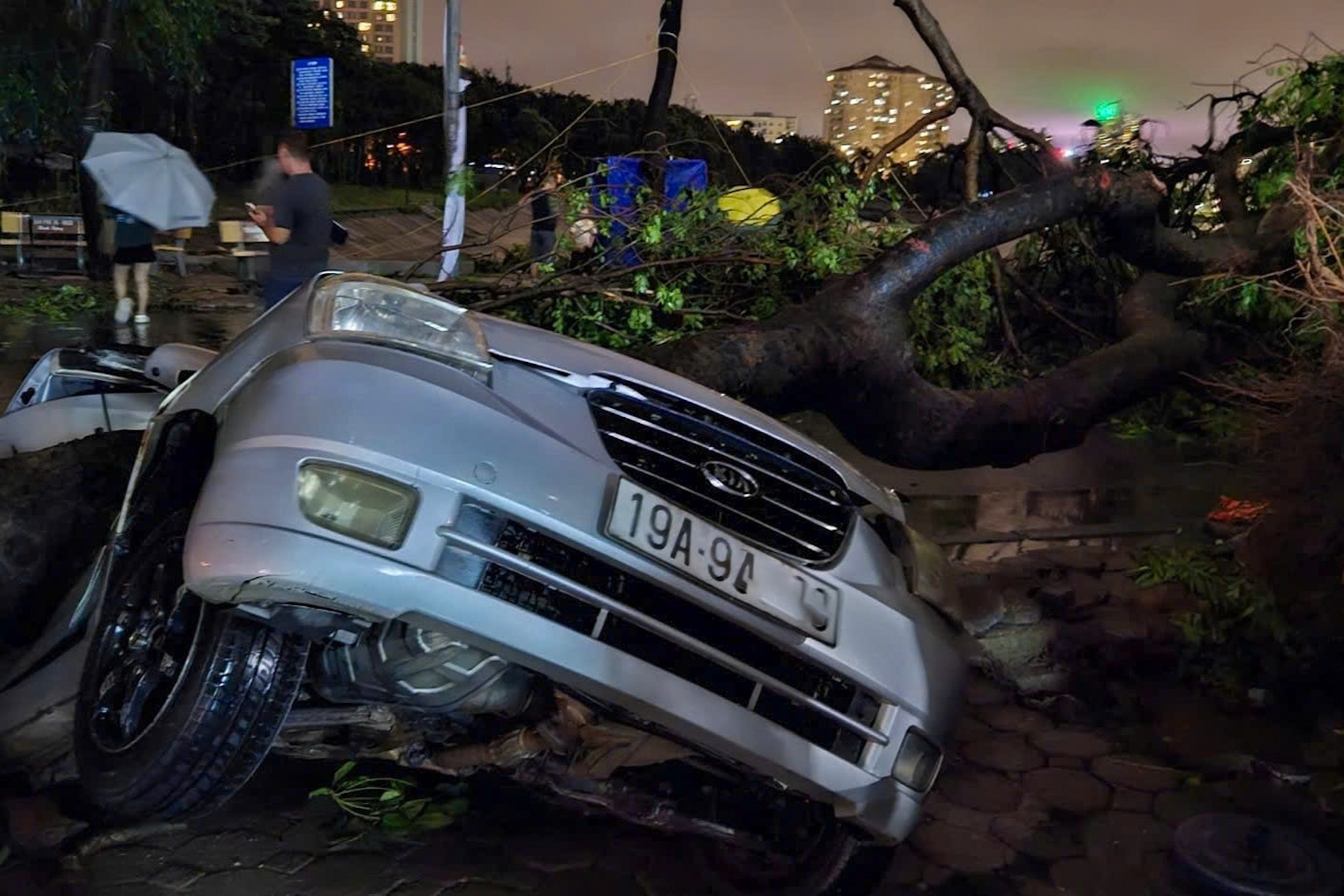 Ha Noi tan hoang sau bao hinh anh