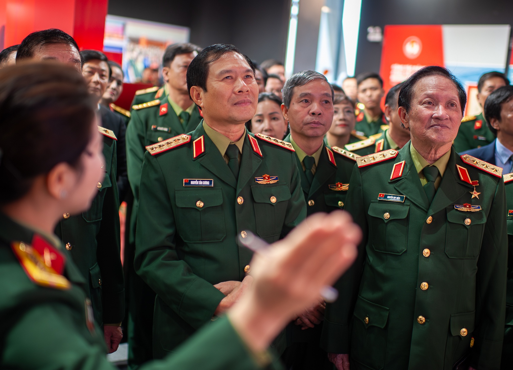 Dai tuong Nguyen Tan Cuong du trien lam dip thanh lap QDND Viet Nam hinh anh