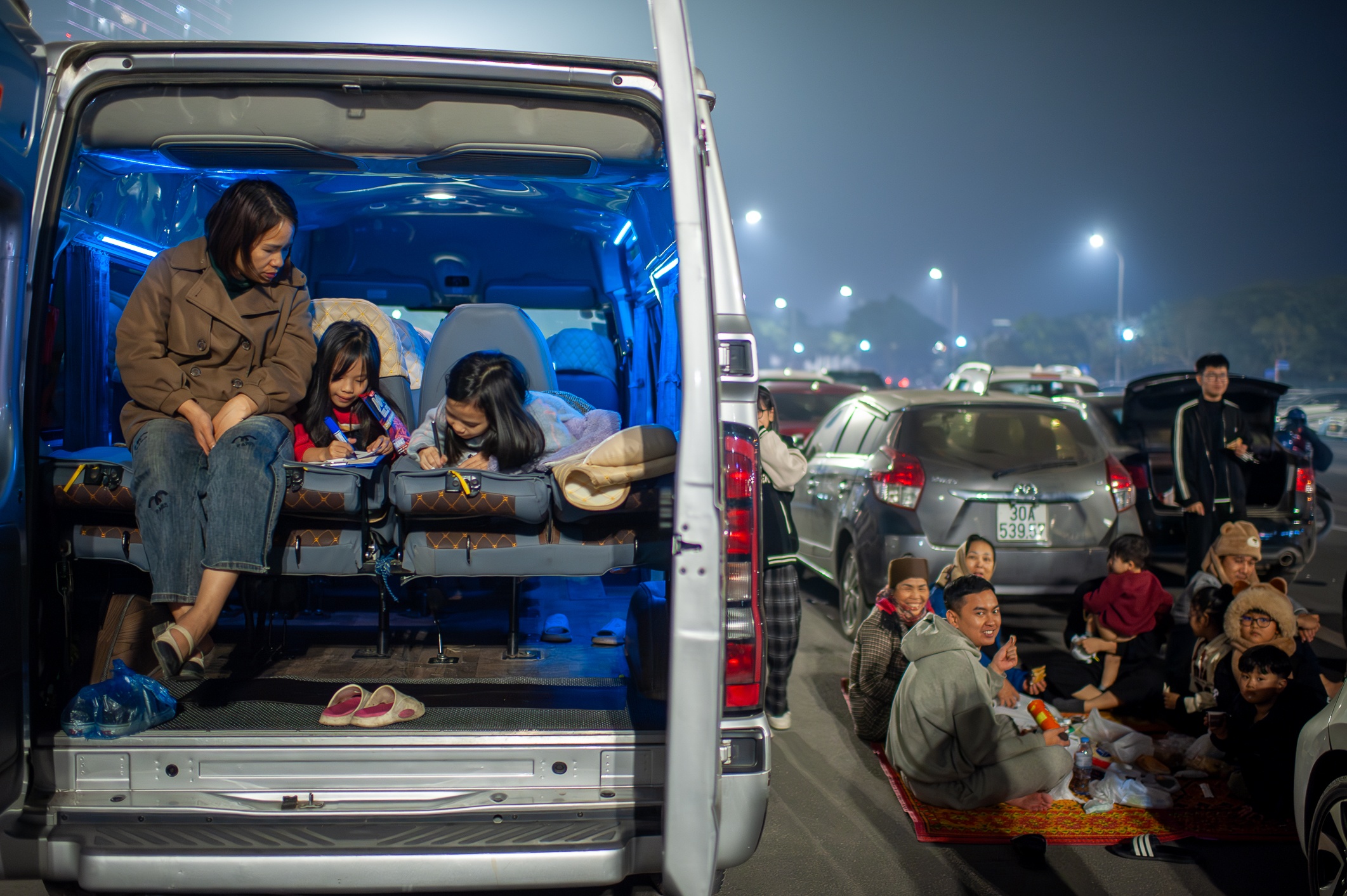 Cam trai, nam leu xem phao hoa don nam moi 2025 hinh anh