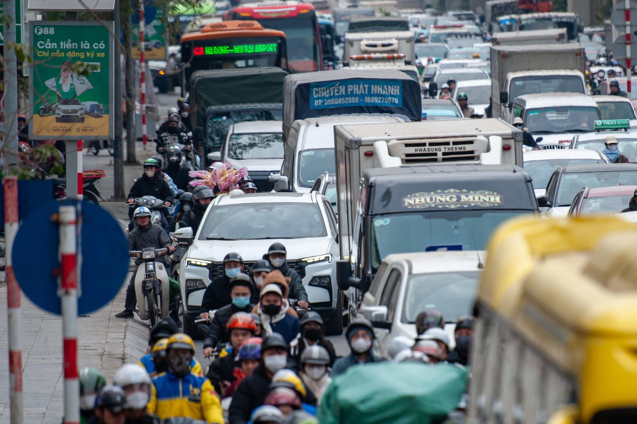 Oto dan hang kin dac, xe may chang con loi di hinh anh