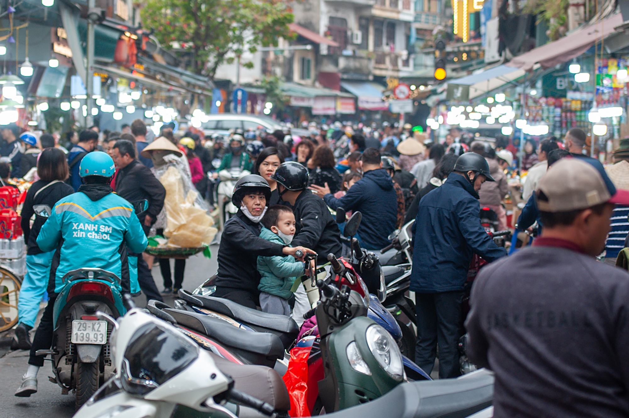 Nguoi dan do ve sam Tet, nhieu duong pho co ket cung hinh anh