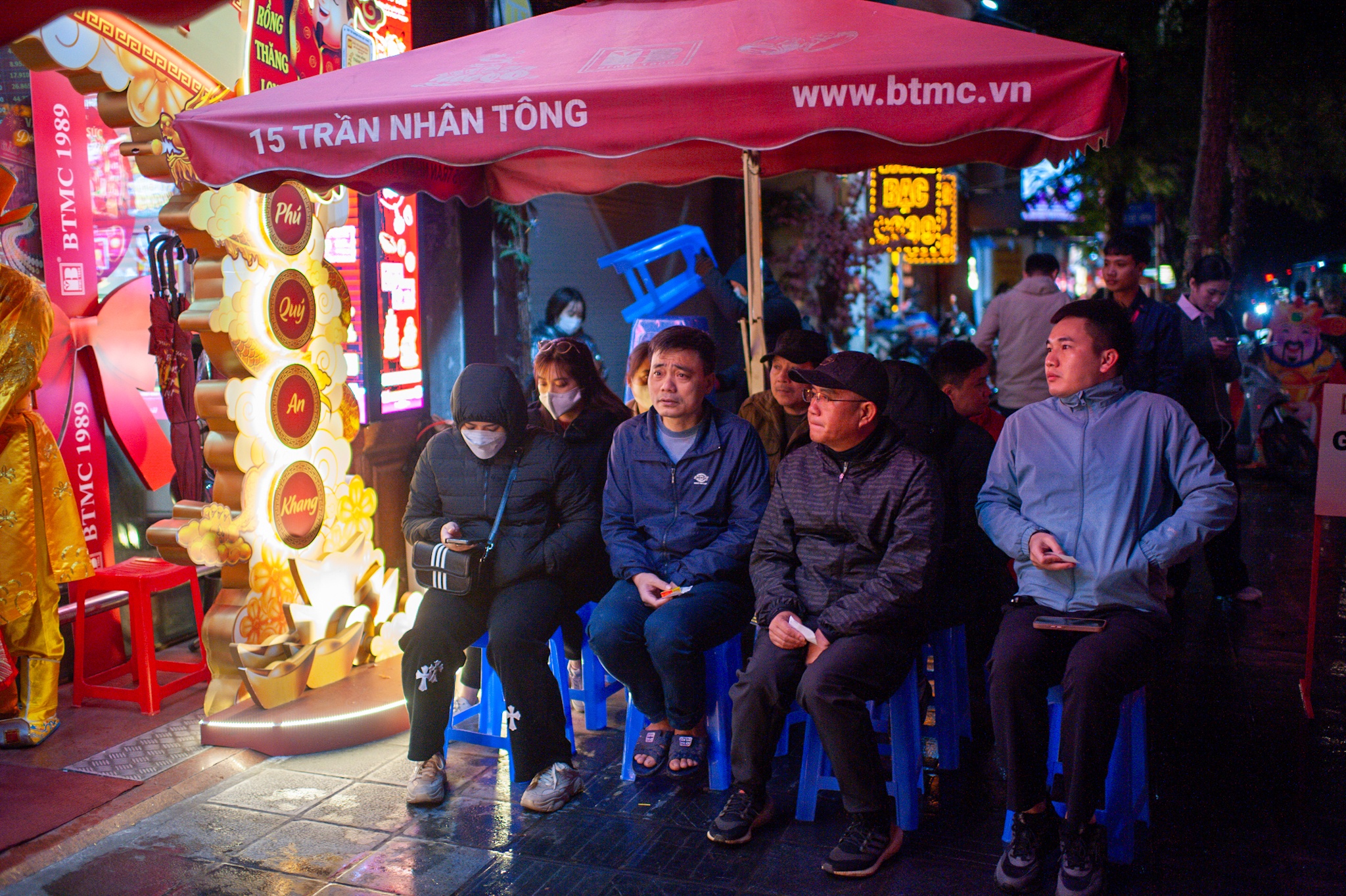 Doi mua ret xep hang tu 3h sang mua vang ngay via Than Tai hinh anh