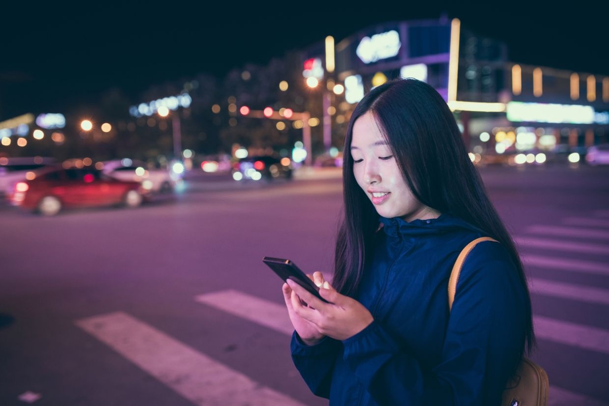 Tac hai cua viec cam mat vao dien thoai khi di bo hinh anh