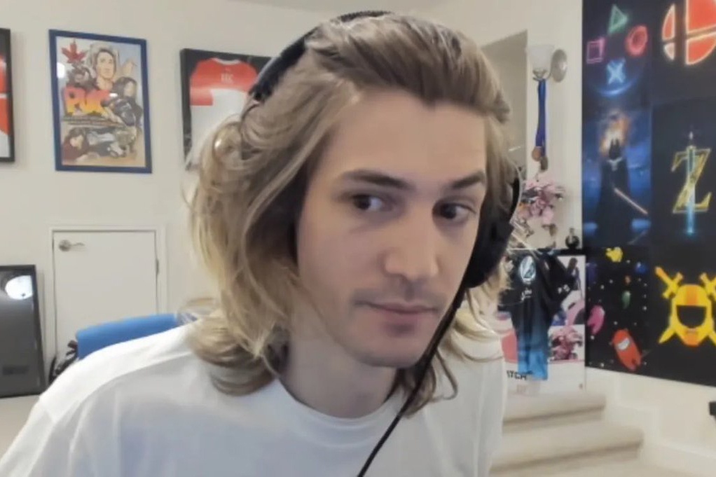 Ty phu dang livestream bi cat dien vi quen dong tien hinh anh