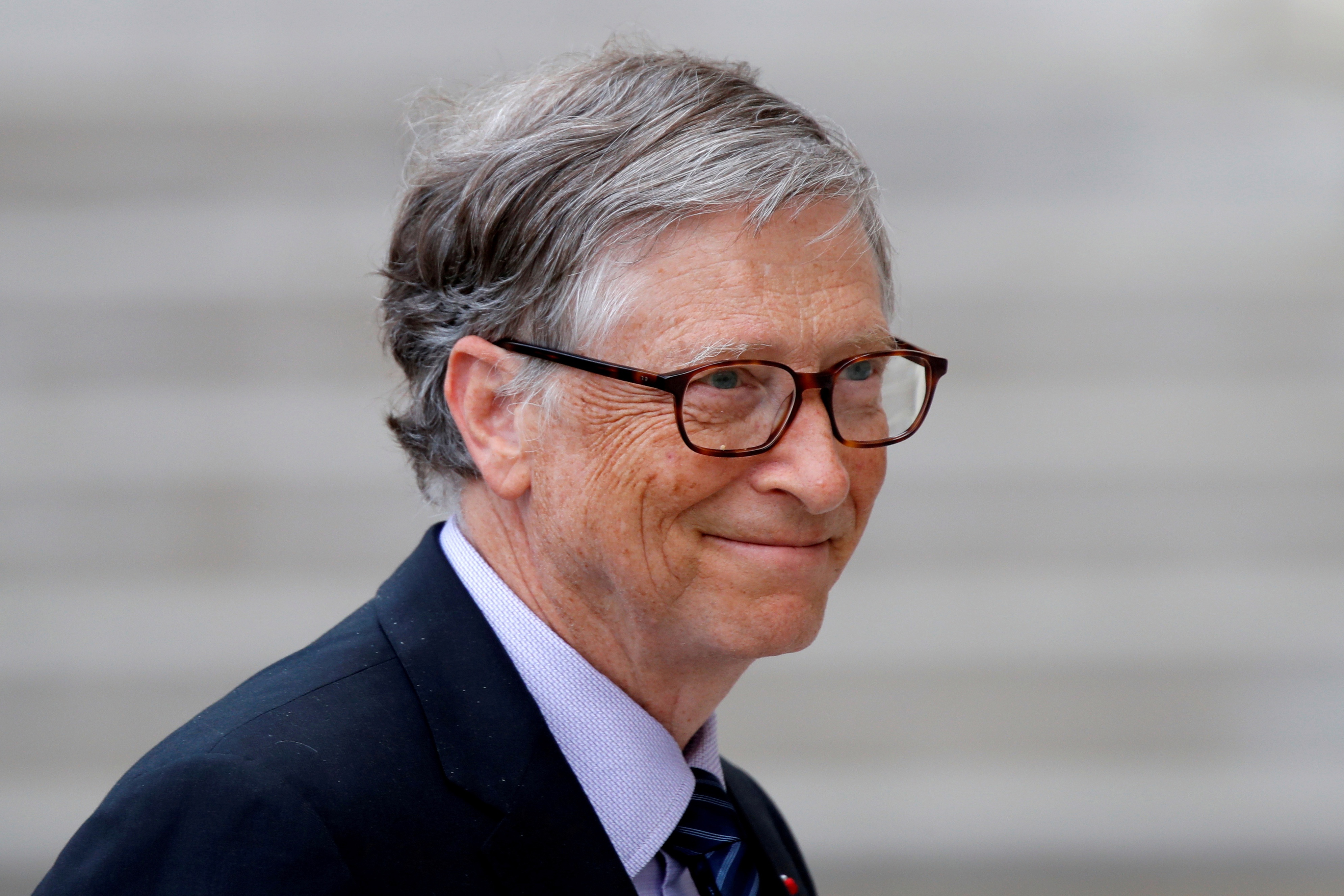 Bill Gates lan dau xuat hien sau ly hon, van deo nhan cuoi hinh anh