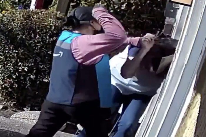 Tai xe cua Amazon dam lien tuc vao dau phu nu lon tuoi hinh anh