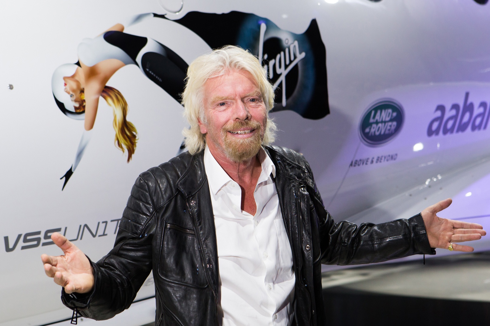 Ty phu hang khong vuot mat Elon Musk va Jeff Bezos hinh anh