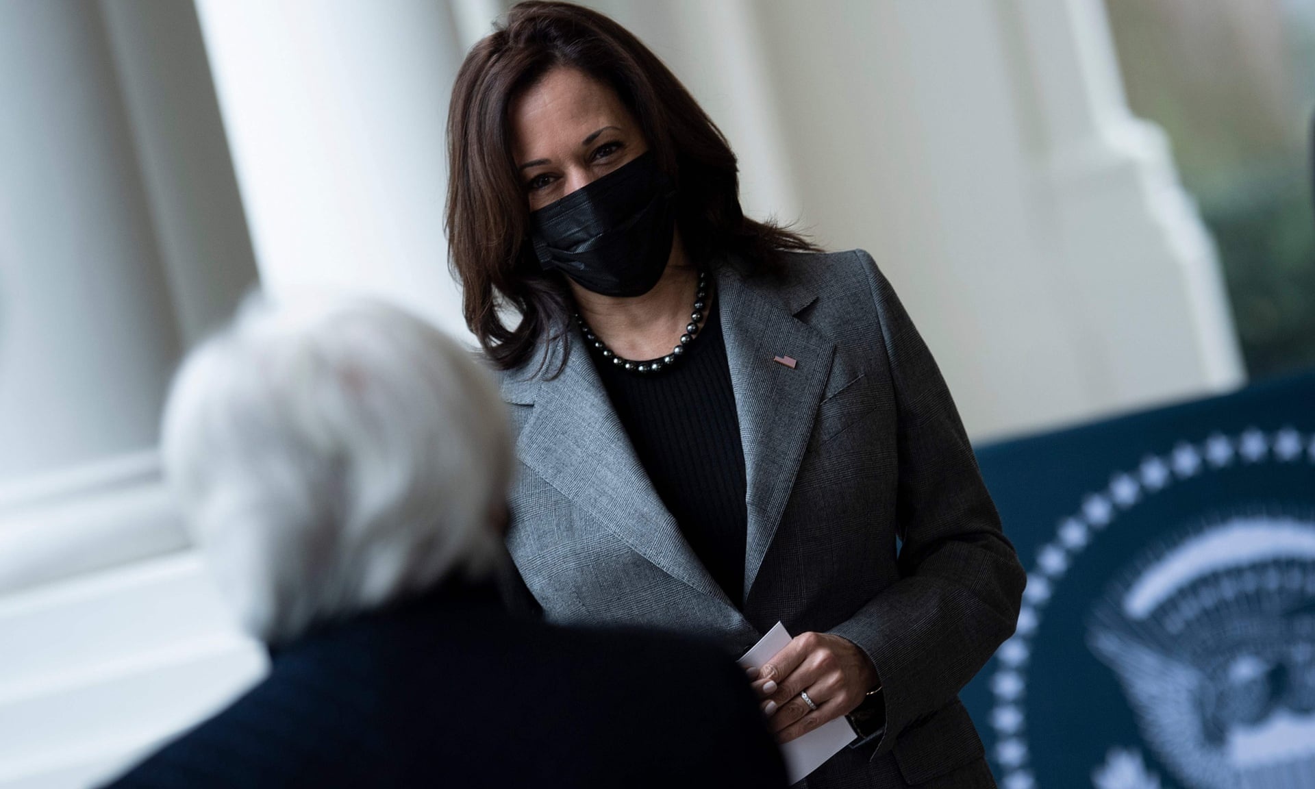 Pho tong thong My bi chi trich vi mac do Dolce & Gabbana hinh anh