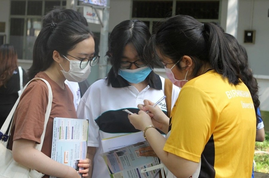 Hoc phi tang vot, thi sinh can nhac vao dai hoc hay khong hinh anh