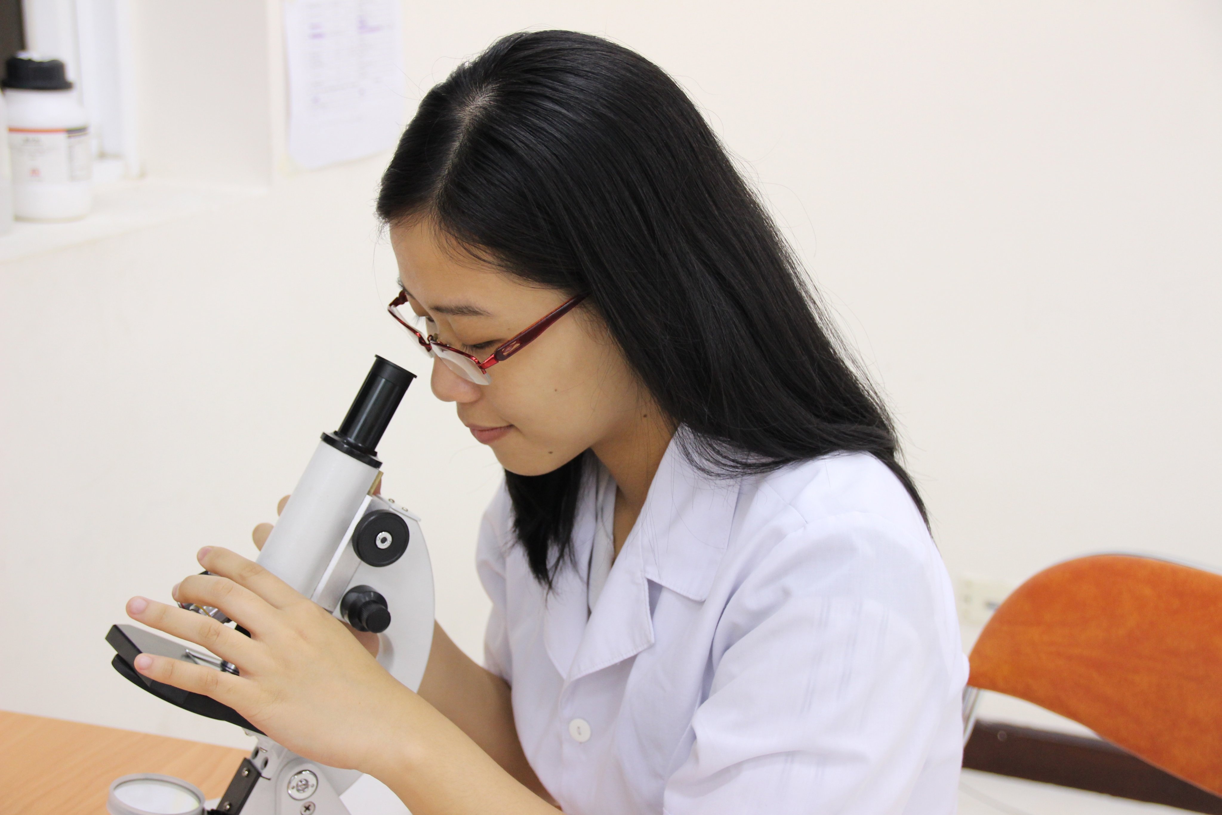 Nu sinh gianh hoc bong tien si 12, 3 ty dong anh 6