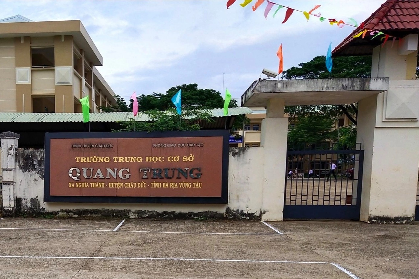 Canh cao co giao tieng Anh danh 19 hoc sinh hinh anh