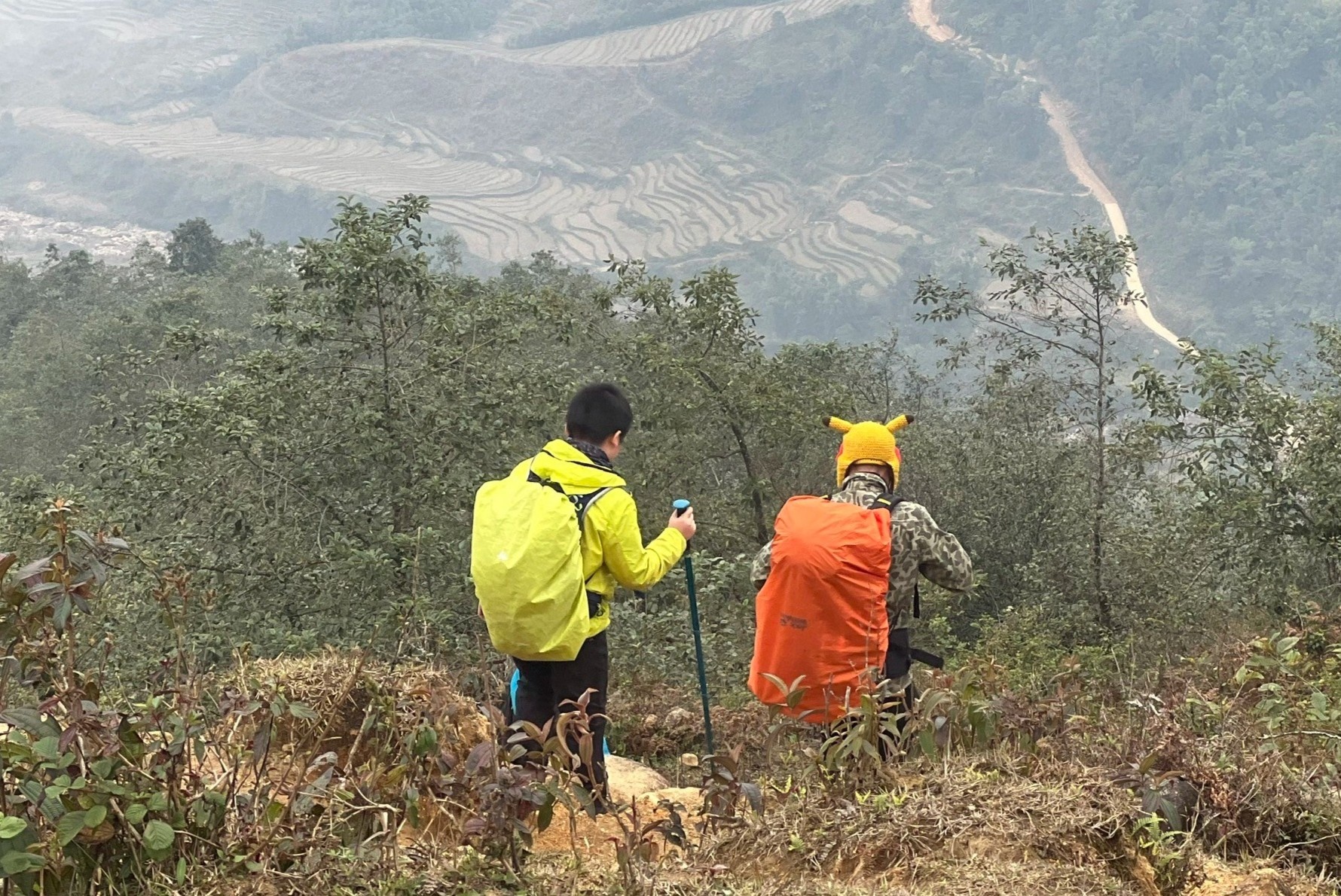 Cho con trekking tu nam 6 tuoi hinh anh