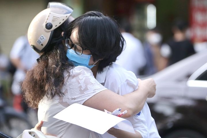 Nhieu truong o Ha Noi ha diem chuan vao lop 10 hinh anh