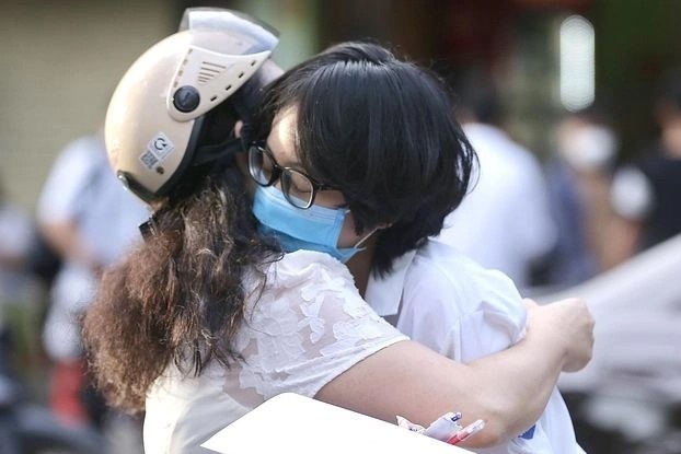 Con truot lop 10 cong lap, phu huynh 'tram phuong nghin ke' tim truong hinh anh