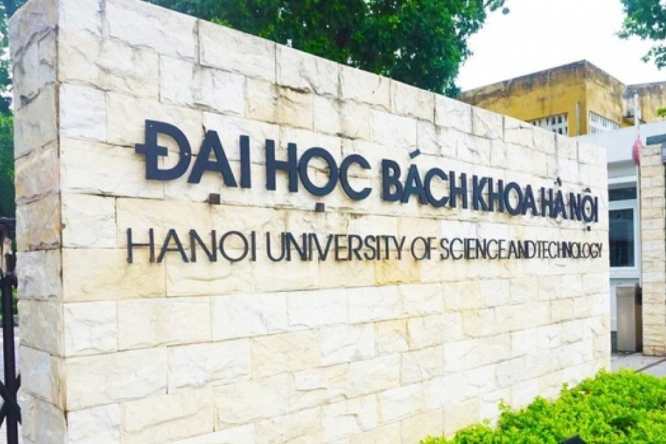 Thu khoa DH Bach khoa Ha Noi thanh thao 3 ngoai ngu hinh anh