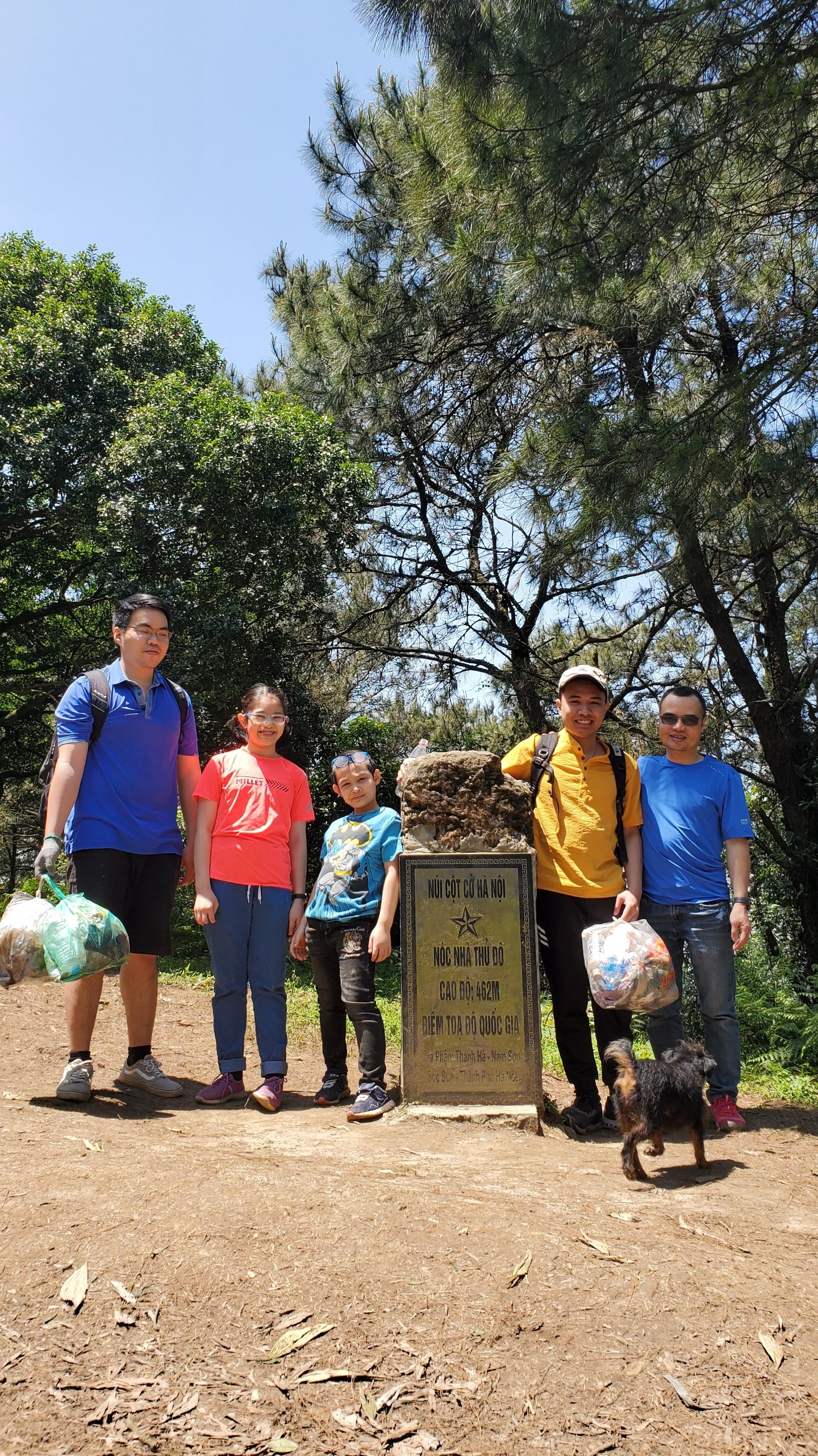 Cho con trekking anh 2