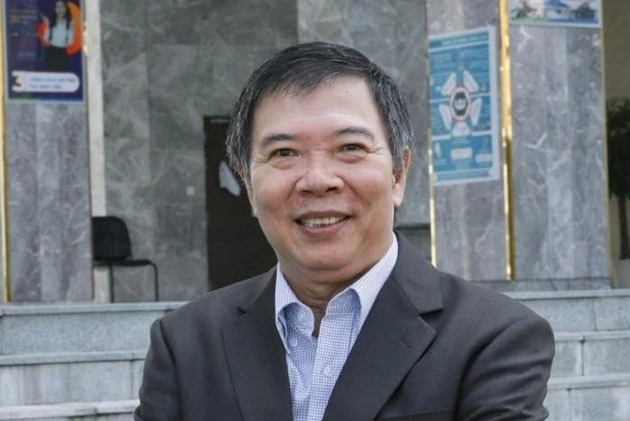 Thi truong sach tham khao song nho giao vien, nha truong gioi thieu hinh anh