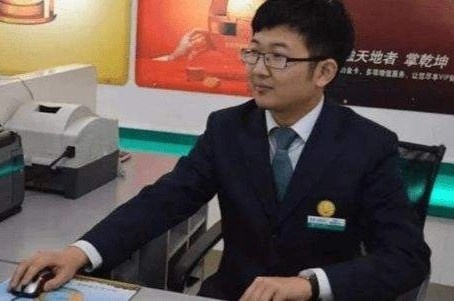 Thu khoa o Trung Quoc bi danh truot anh 2