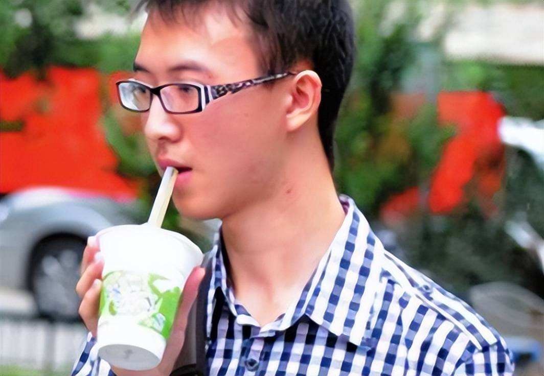 Thu khoa o Trung Quoc bi danh truot anh 1