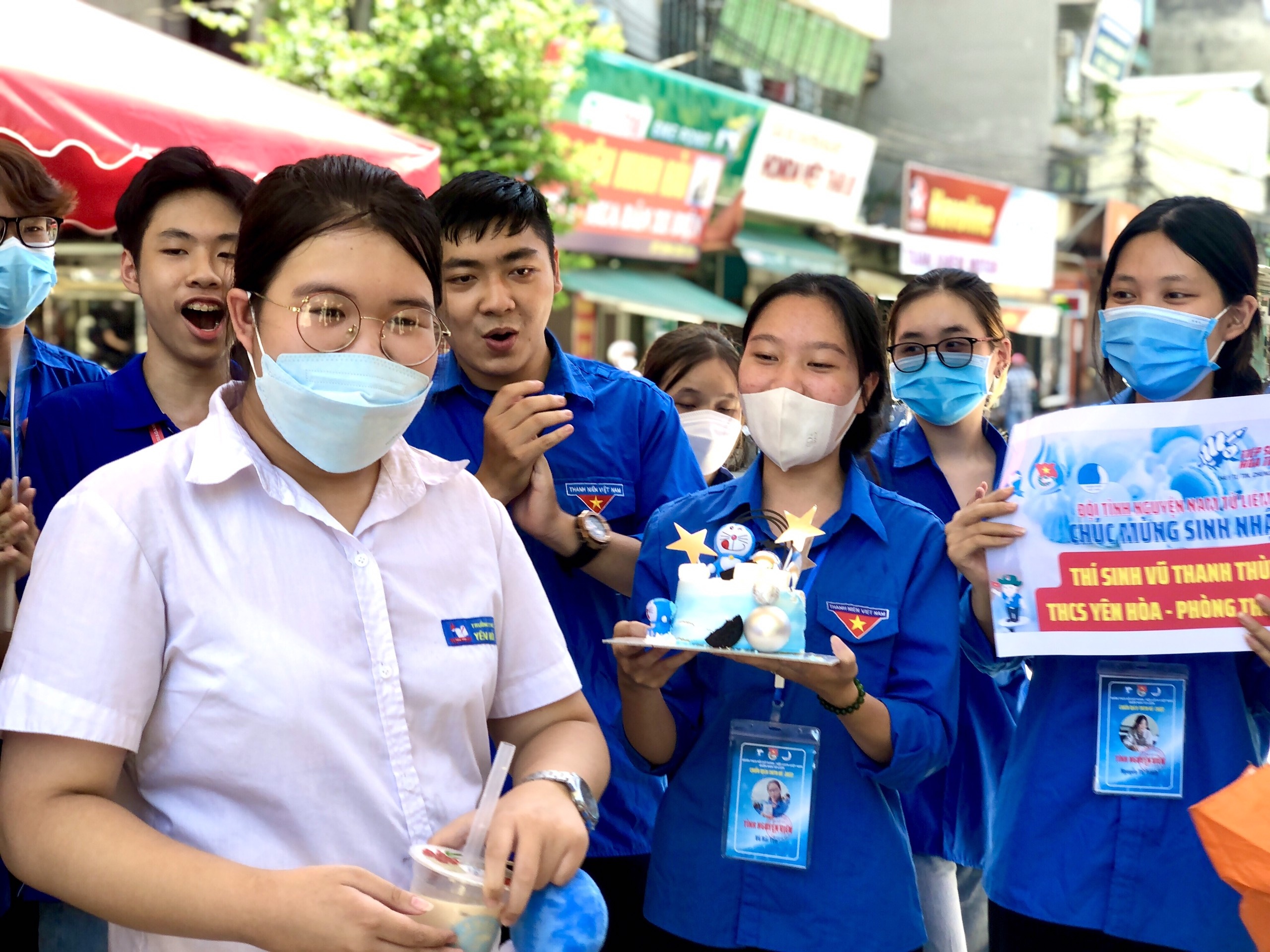 Thí sinh bất ngờ được tổ chức sinh nhật ảnh 2 Thi sinh bat ngo duoc to chuc sinh nhat anh 2