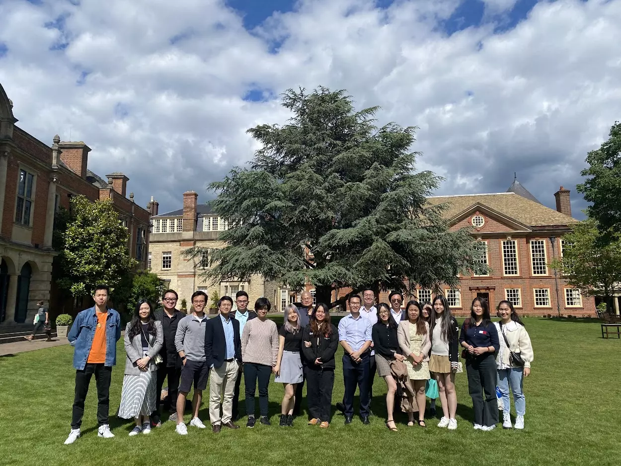 gianh hoc bong toan phan tu DH Oxford anh 2