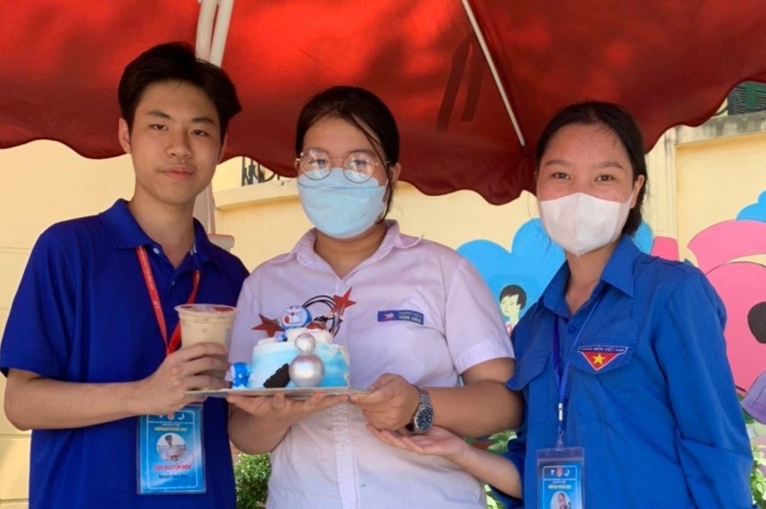 Thi sinh duoc  to chuc sinh nhat ngay tai diem thi hinh anh