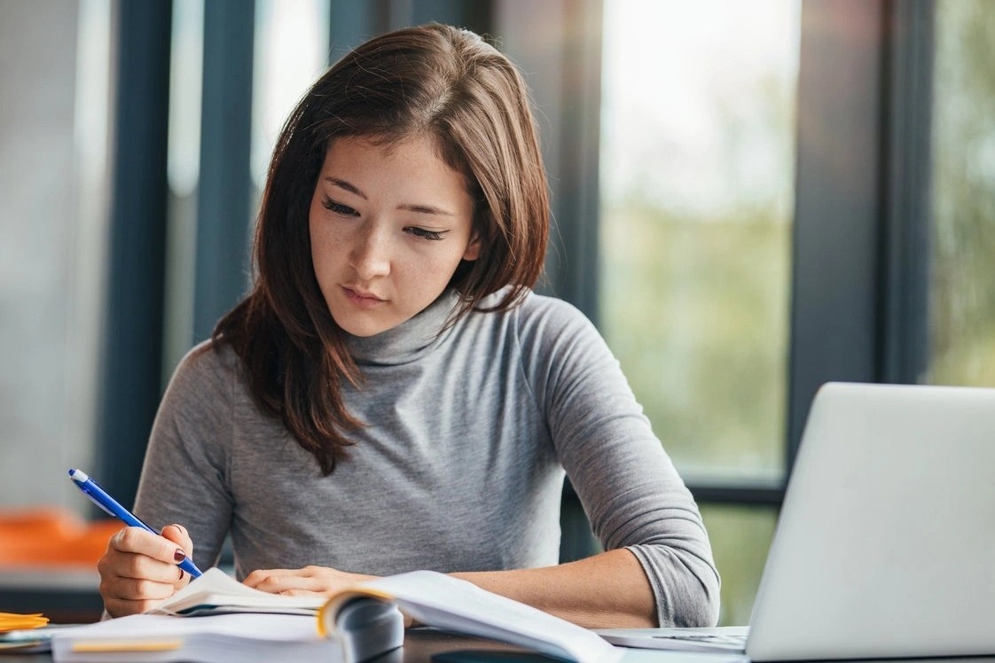 Sinh vien viet de chua lanh ton thuong tinh than hinh anh