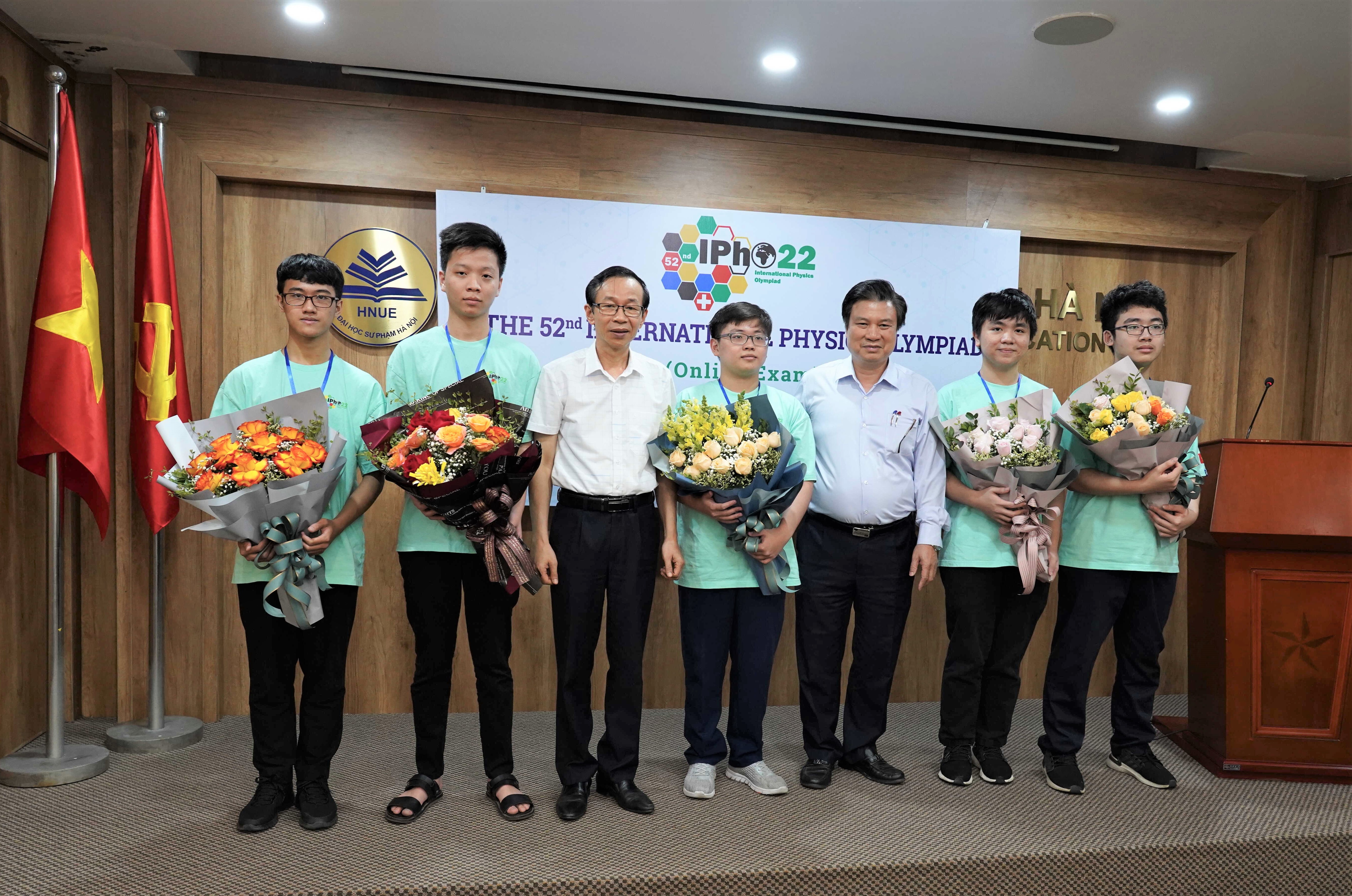 huy chuong dong Olympic Vat ly anh 2