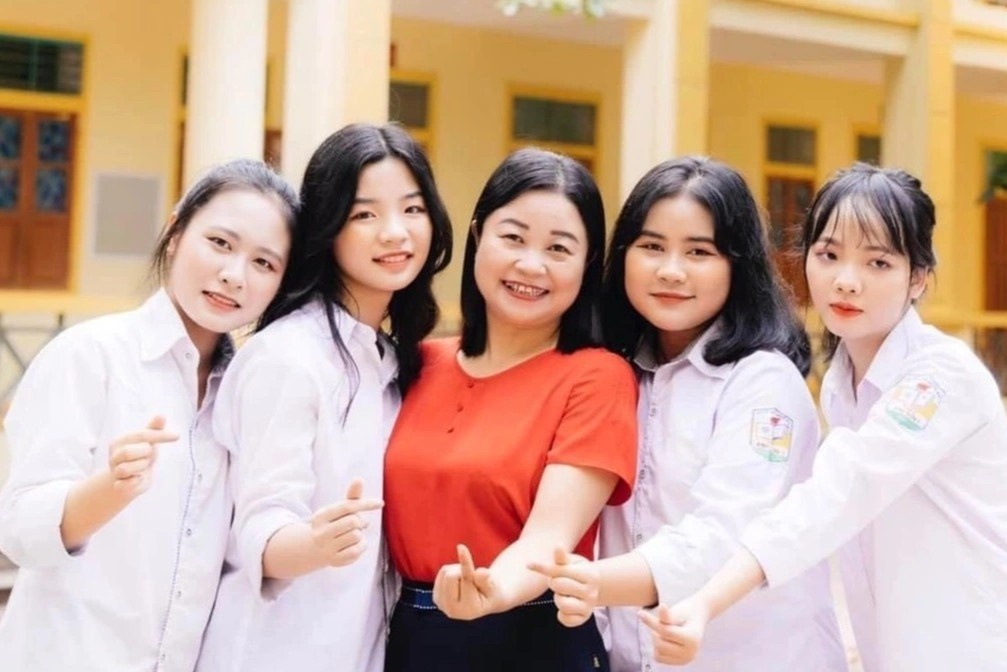 Co tro thuc xuyen dem khi ca lop co 40/44 em dat diem tren 9 mon Van hinh anh