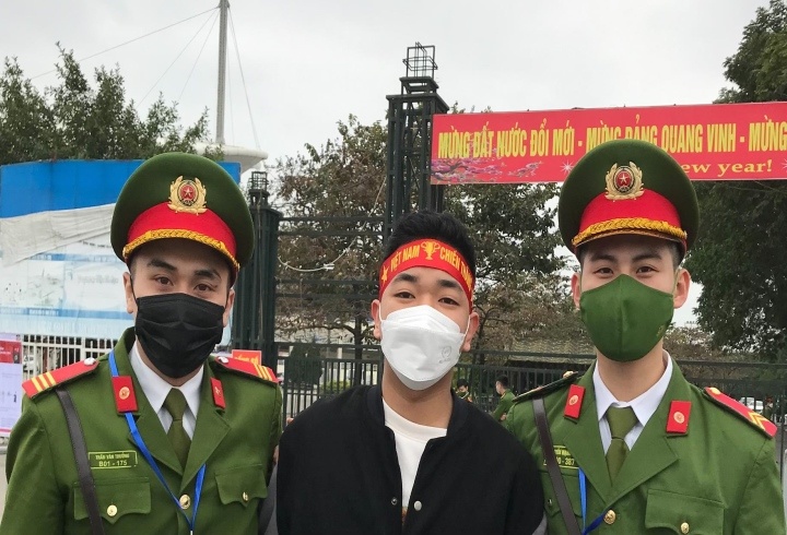 Hai chien si cong an gianh diem 10 mon Lich su hinh anh