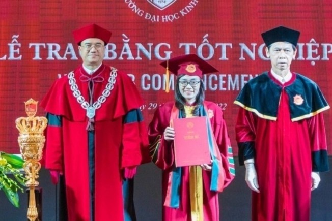 Khong co quy dinh cam hieu truong cam quyen truong trong le trao bang hinh anh